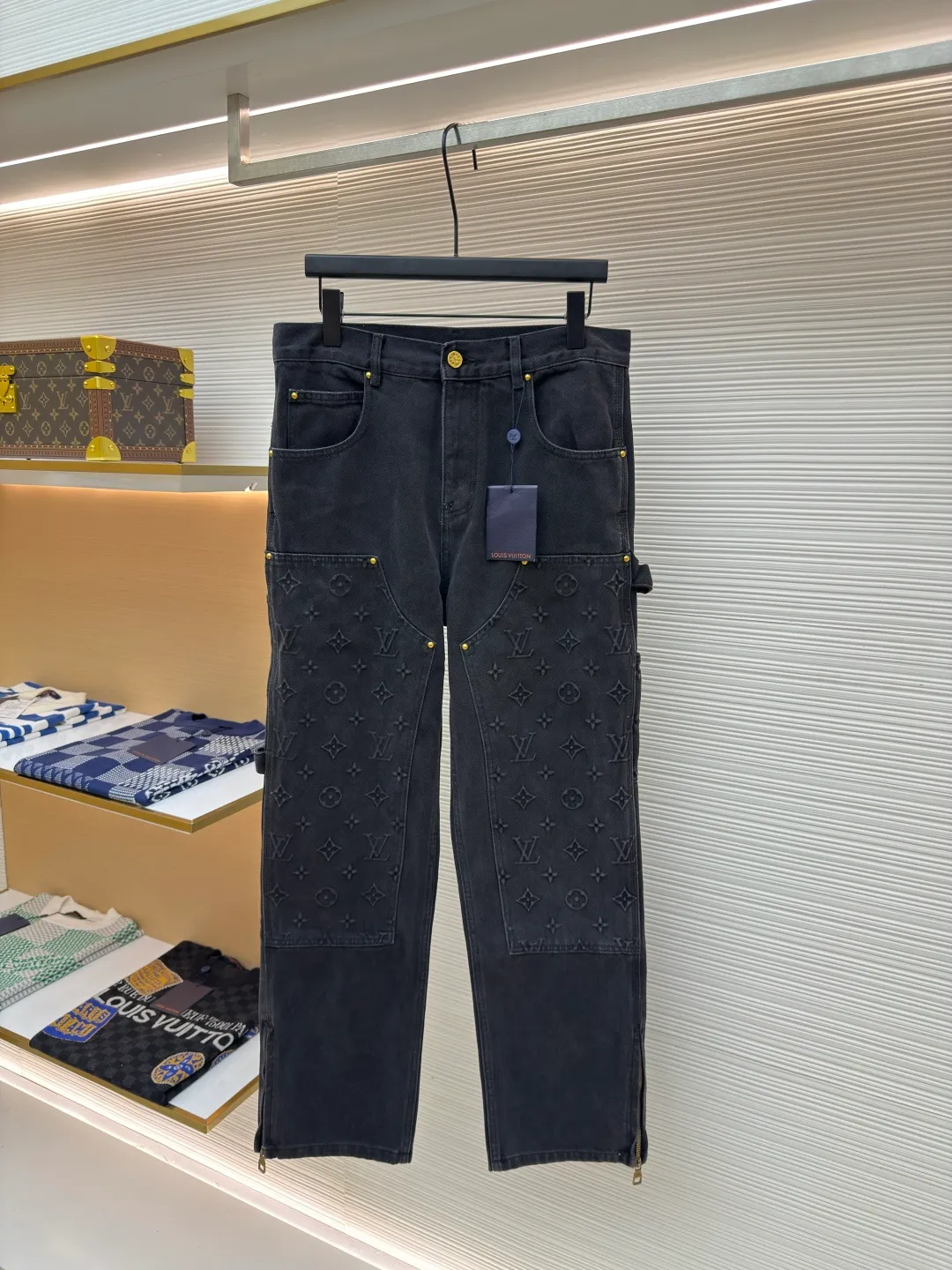 LOUIS VUITTON embossed work jeans ●Authentic product: purchased and developed by 17899 ●Item number: 1680249-B70 ●Material: denim fabric ●Technology: embossed embossed production ●Version: fitted version ●Weight: about 1085 grams ●Size: 30-32-34-36 ●Description: Integrating Monogram embossed pockets into a casual workwear silhouette, it can create a trendy look with the same style of overalls, or it can be mixed and matched with separate items to explore more fashion possibilities. Positioned panel splicing design, slightly distressed, washed blue, square nails with lettering under the left sleeve, decorative zipper, snap buttons at the front, standard cut version, casual style, suitable for both men and women. Original goods, washed casual jeans, imported original washed stretch fabric, comfortable and elastic, original hardware accessories decorated with logo, super correct fit, extremely high grade, high quality, fashionable and stylish upper body. The overall wiring is straight and delicate, the fabric is comfortable and soft, and the color is consistent without color difference. It can be matched with the same style to create a fashionable look and control various occasions. Customized accessories, complete with three standards, same style for men and women!